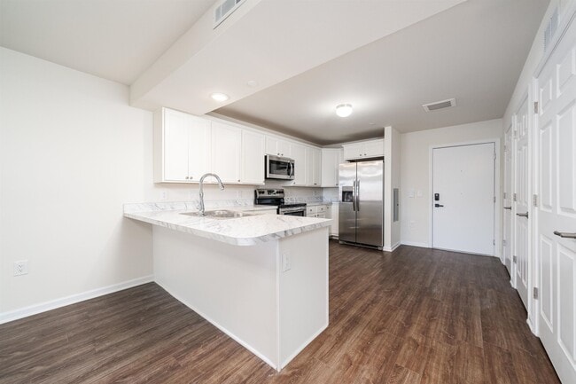 Building Photo - 162-170 S Orange Ave