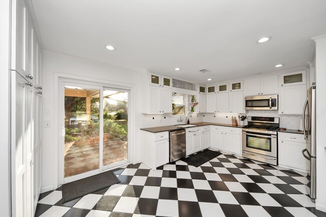 Building Photo - 411 Venice St