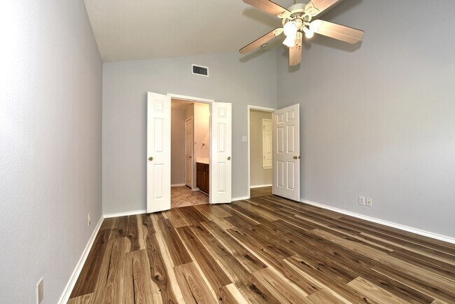 Building Photo - GREAT SINGLE STORY HOME | GATED COMMUNITY | NO CARPETS | CLOSE TO BANDERA & TEZEL RD | SHOPPING &...