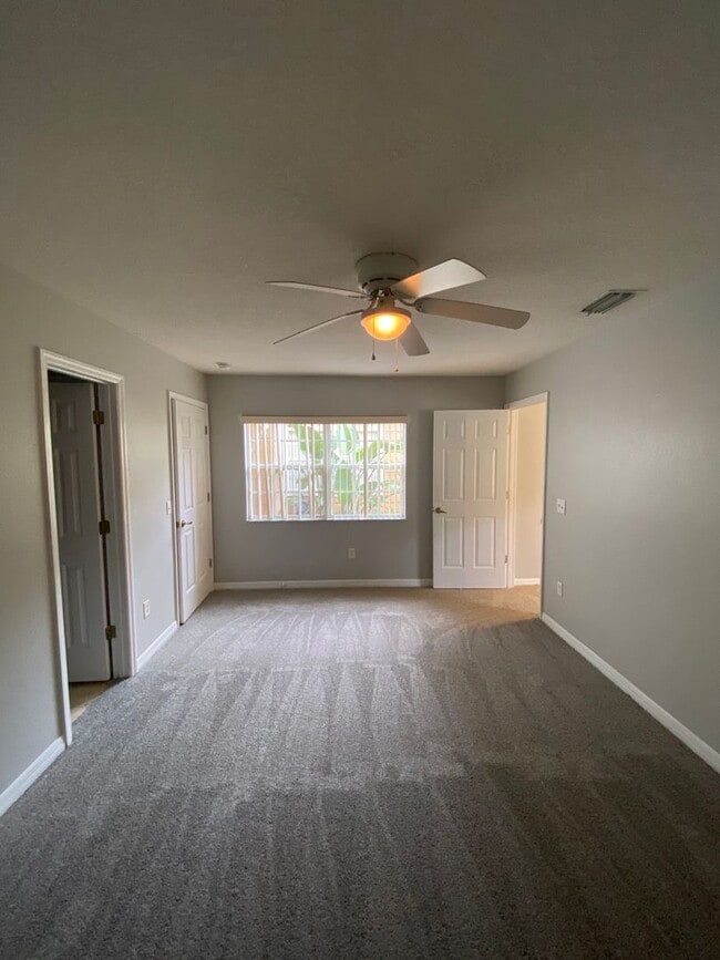 Building Photo - 613 Coconut Palm Way