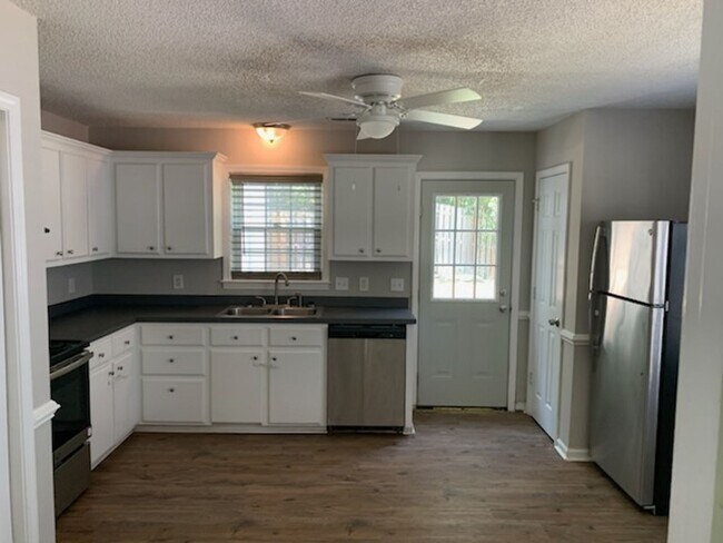 Building Photo - 106 Winterberry Ln