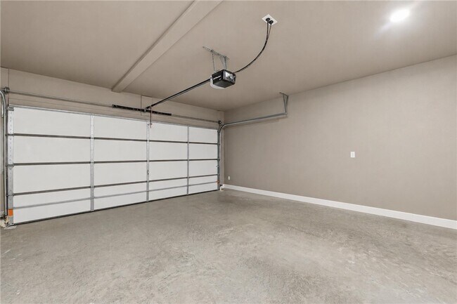 Building Photo - 4200 SW Acres Ave