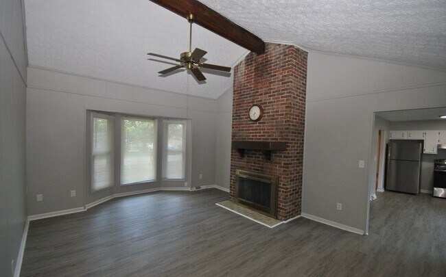 Building Photo - Available 07/27/26 - East Louisville 3 bed, 1.5 bath ranch on corner lot