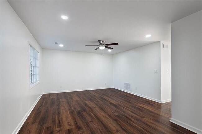 Building Photo - 330 Winding River Dr