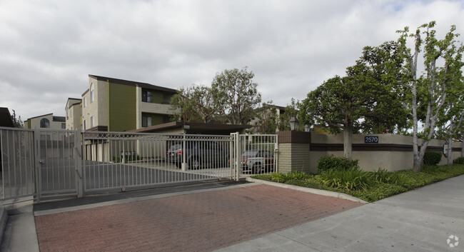 Building Photo - Lincoln Court Apartments