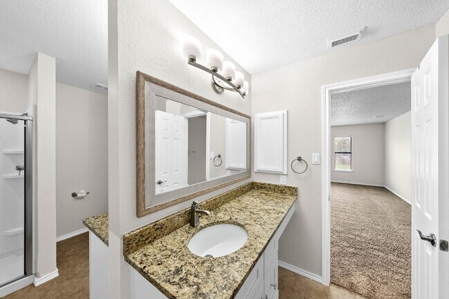 Building Photo - Spacious & Thoughtfully Updated 4-Bedroom ...