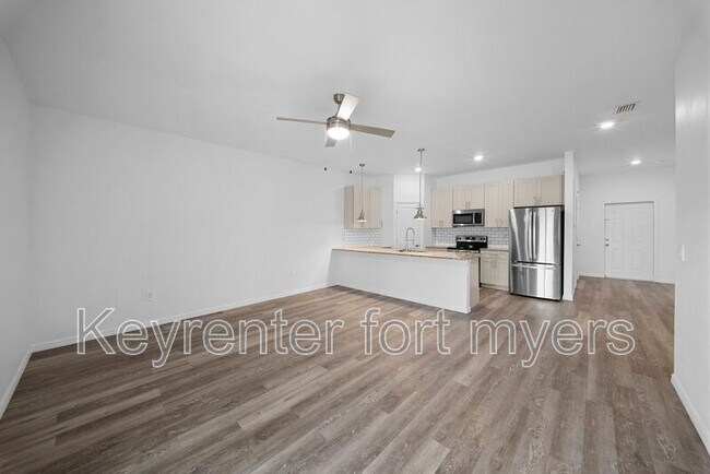 Building Photo - 26483 Sandhill Blvd