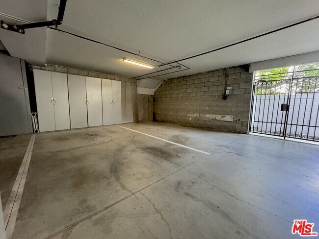 Building Photo - 805 N W Knoll Dr