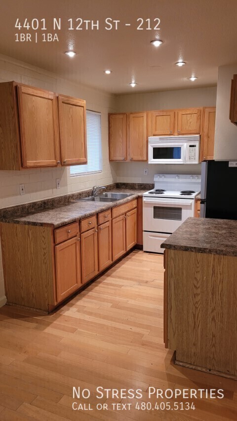 Building Photo - 1 Bedroom Condo off 12th St and Camelback Rd!