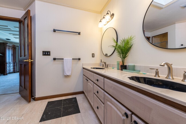 Building Photo - 3602 S Peninsula Dr