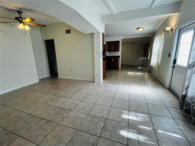 Building Photo - 6710 Kingswood Dr N