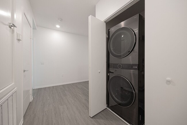 Building Photo - Perfectly located 4-bedroom townhouse in c...