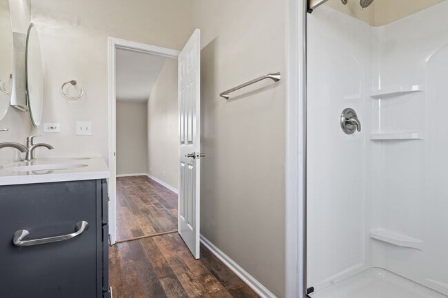 Building Photo - Lovely In Lakemoor