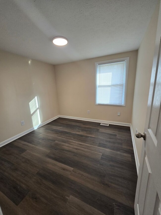 Building Photo - 3 bed 1.5 bath in the Tamarack Park Neighb...