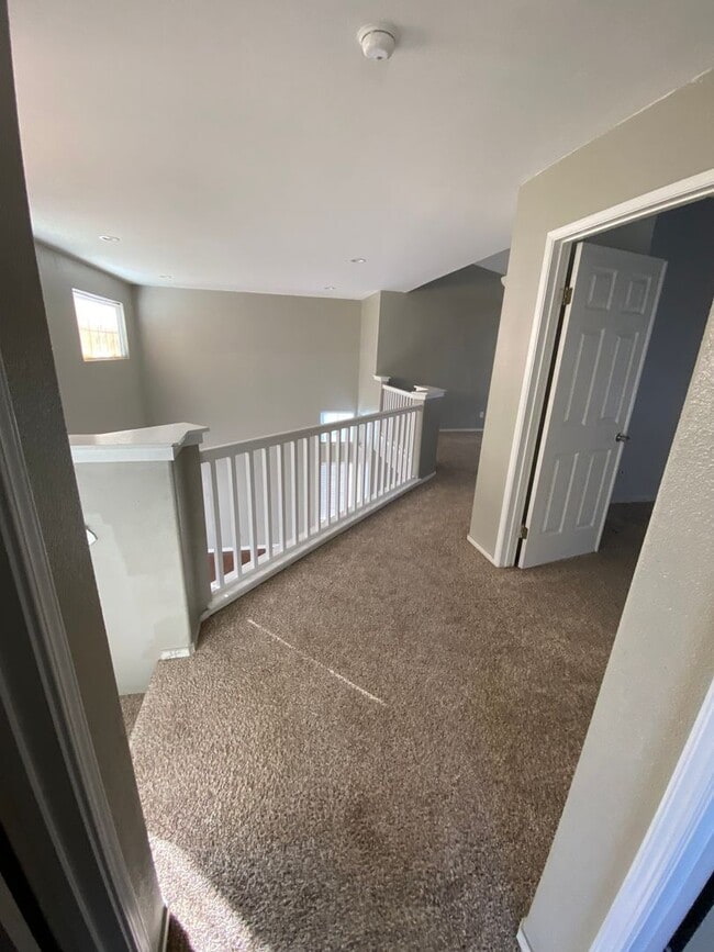 Building Photo - Great North Hanford Location