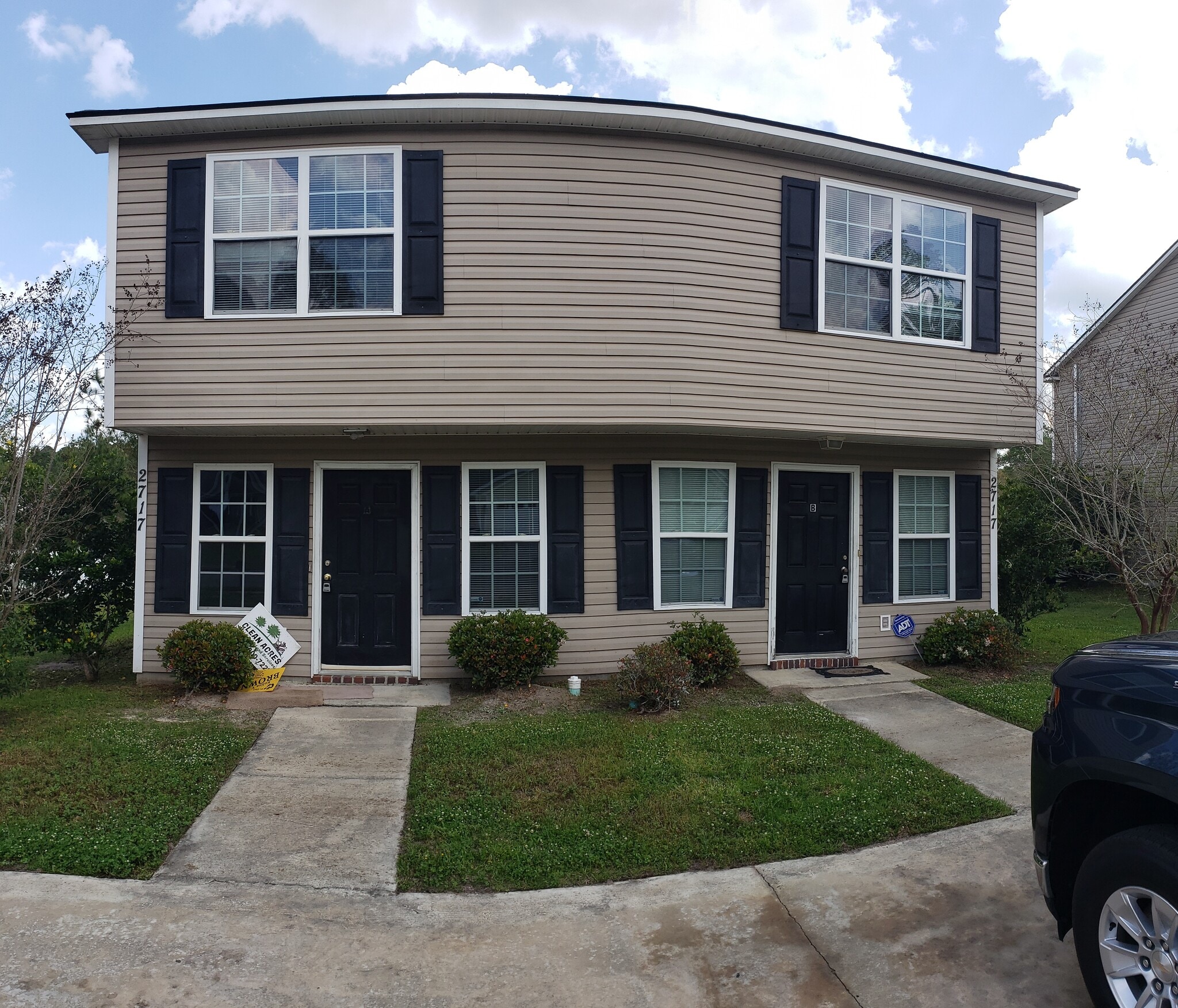 Building Photo - 2717 Pineview Dr