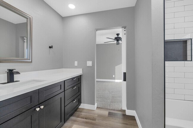 Building Photo - 2509 E Broadway Rd