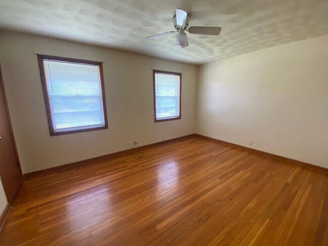 Building Photo - 1401 Broadmoor Rd