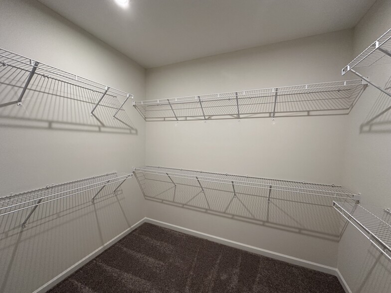 Building Photo - 1242 Fairstone Dr