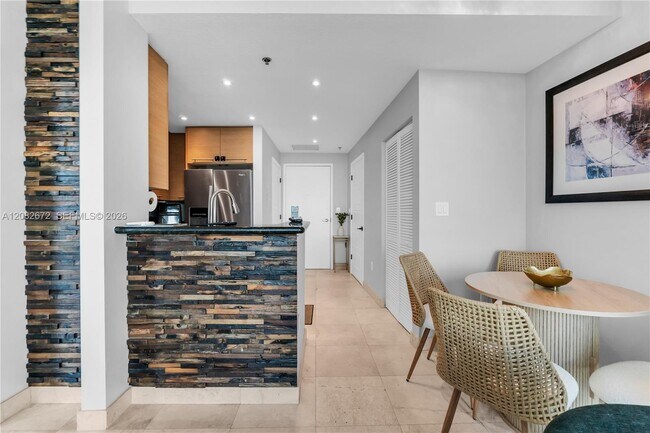 Building Photo - 6515 Collins Ave