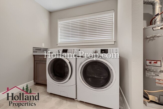 Building Photo - Beautiful 3-Bedroom Home with Fireplace, Modern Kitchen & Private Backyard in Hillsboro