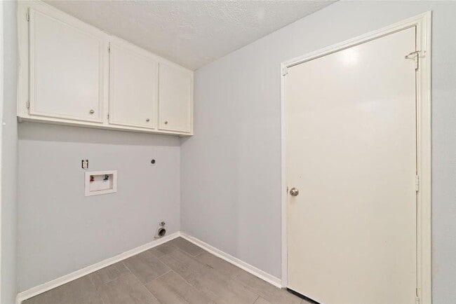 Building Photo - 7107 Plaza Del Sol Dr