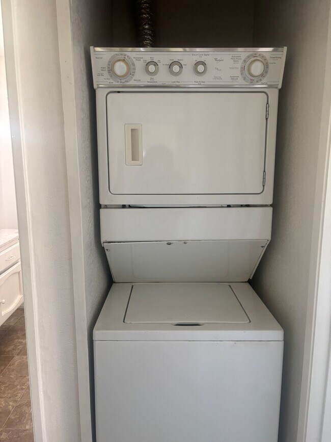 Building Photo - 2 Bedroom, 1.5 Bathroom Condo in El Cajon