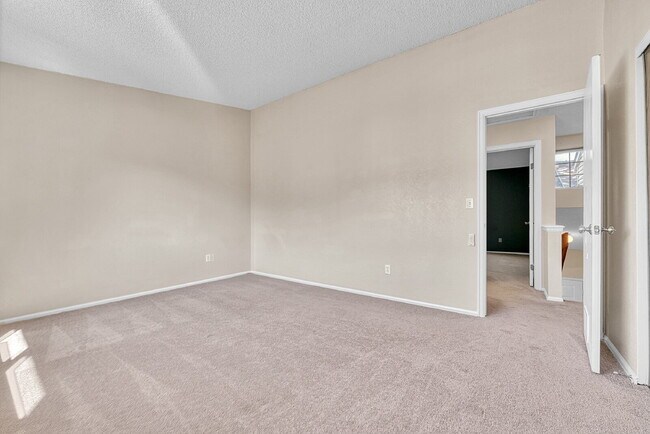 Building Photo - $2,150.00, 2-bed, 2.5-bath townhouse in th...