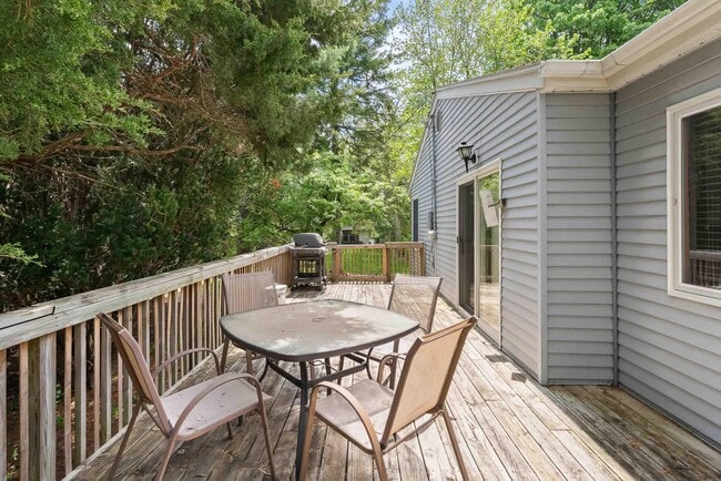 Building Photo - 438 Sylvan Dr