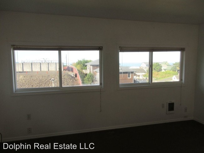 Building Photo - 212 NW Brook St