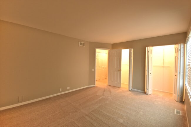 Building Photo - 1625 College Green Dr