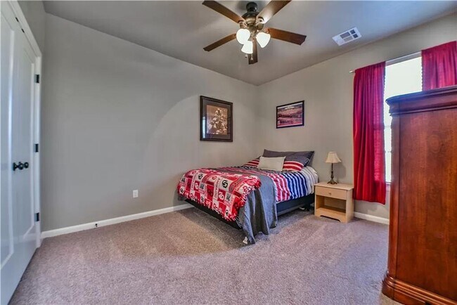 Building Photo - Stunning 4 Bed, 3 (Full) Bath in Norman