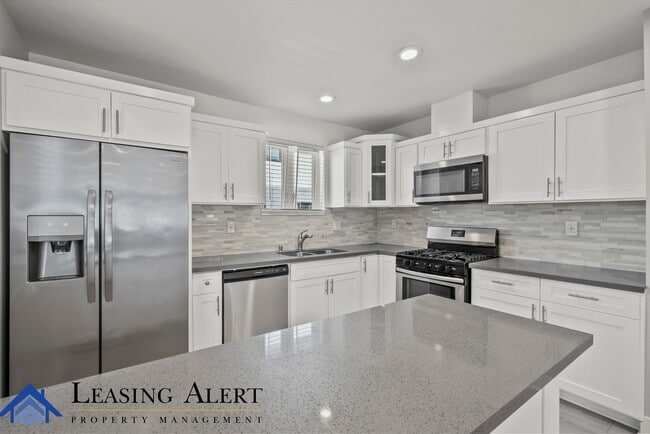 Building Photo - 1957 Vista Del Mar Ave