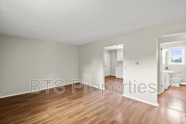 Building Photo - 305 N Pleasant View St