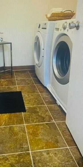 Shared Laundry-Washer/Dryer - 9 Moraine Ct