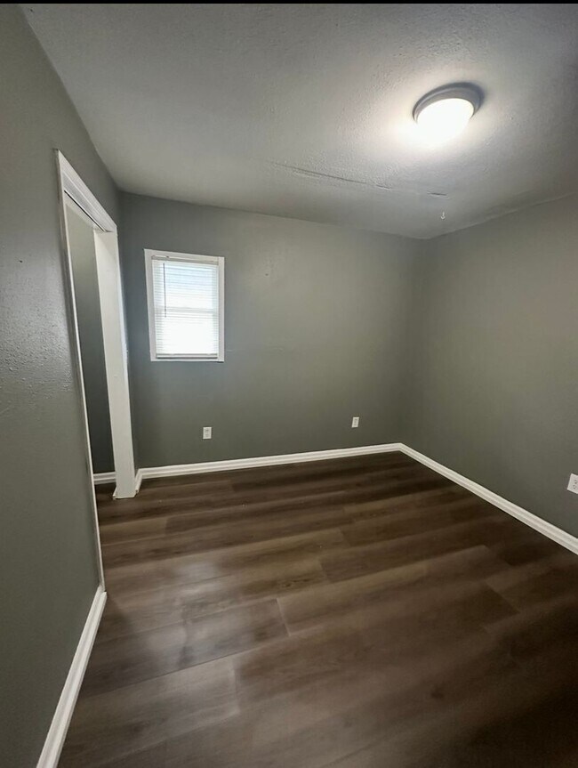 Building Photo - This is a 3bedroom 1 Full bathroom house which has a spacious living room, dining room and full k...