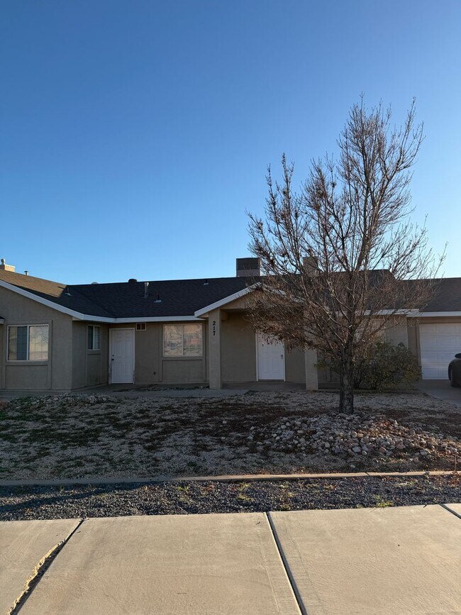 Building Photo - Charming 2 bedroom, 1 bath townhome ideally located in downtown Ivins!