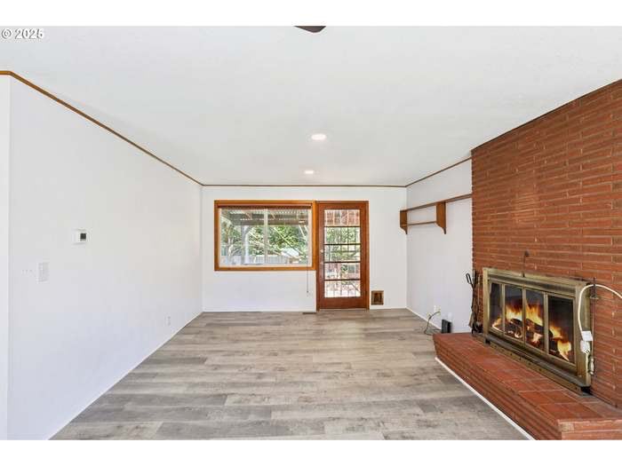 Building Photo - 10925 NE Skidmore St