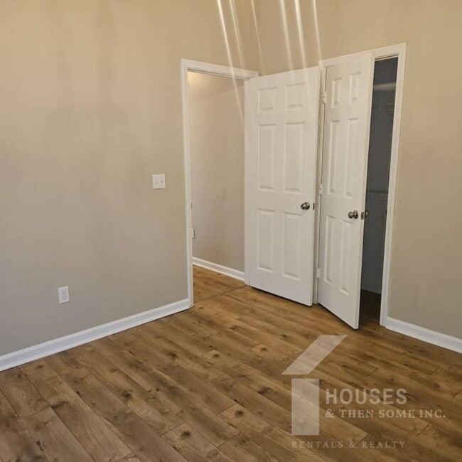 Building Photo - 403 Fairdale Dr