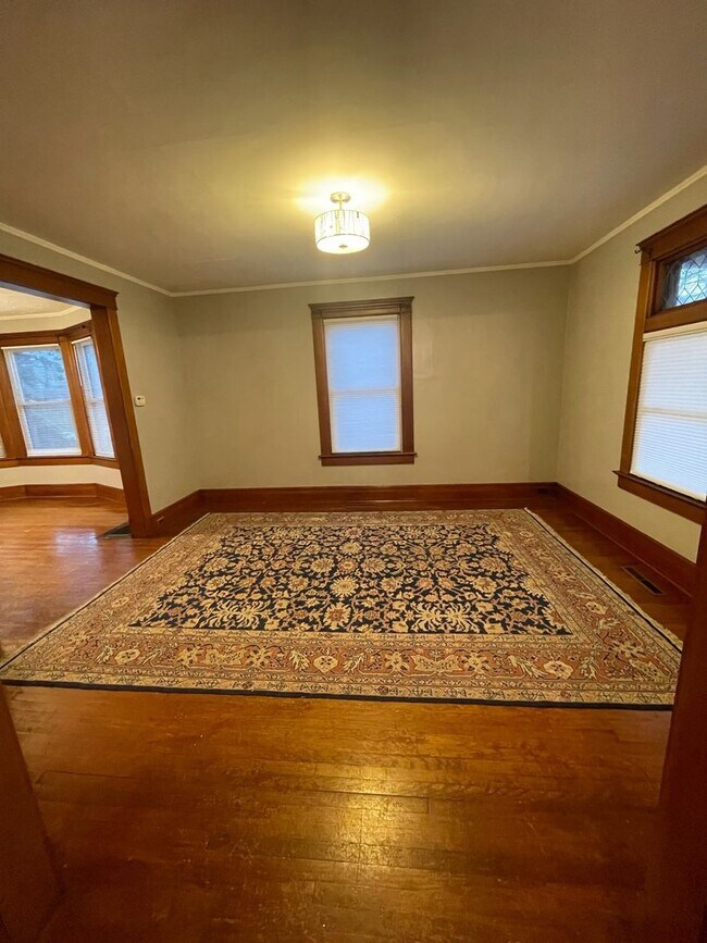 Building Photo - Three Bedroom House on Main St! | Parking, Laundry, and Central Air
