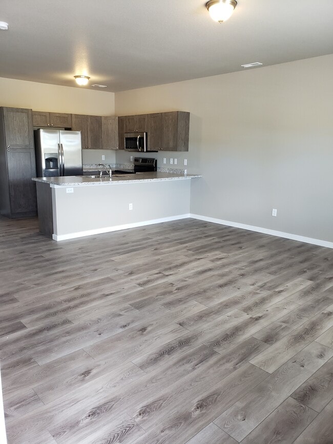 Building Photo - 4691 Pleasant Port View