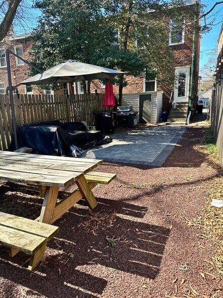 Building Photo - 10 W Knight Ave