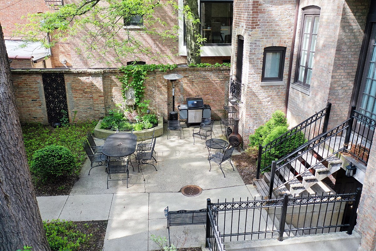 Outdoor dining & entertaining area - back (1) - 1228 N Dearborn St