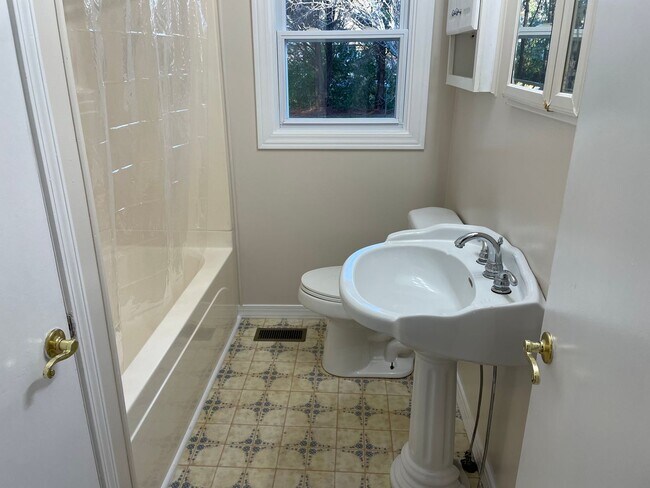 Building Photo - 215 Church Rd