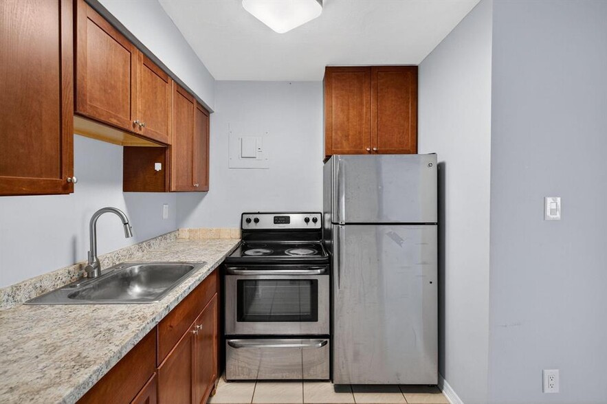 Primary Photo - 1037 N Victoria Park Rd