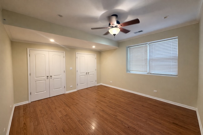 Building Photo - Spacious Apartment in Chicago (Roger's Park)