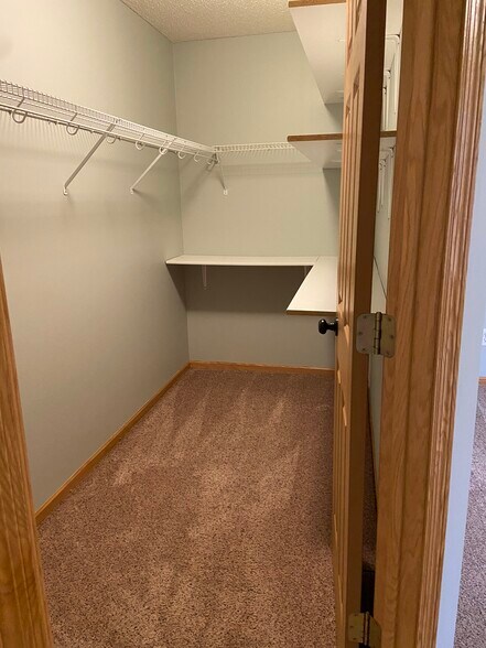 Building Photo - 202 River Woods Dr