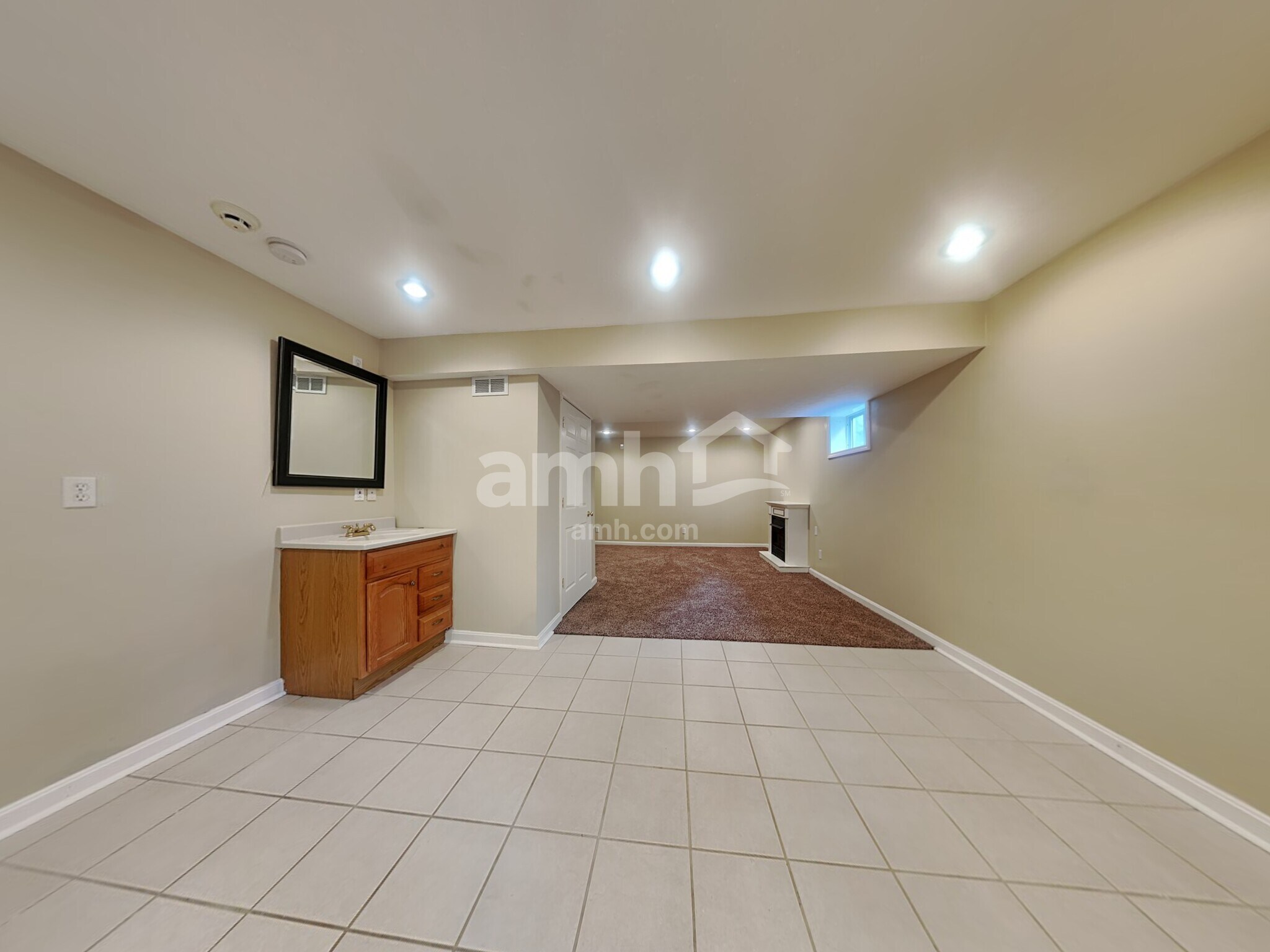 Building Photo - 260 University Dr