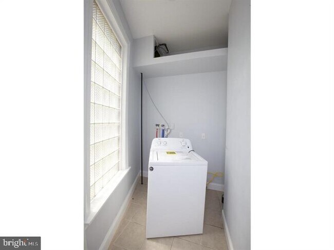 Building Photo - 2001 Tulip St