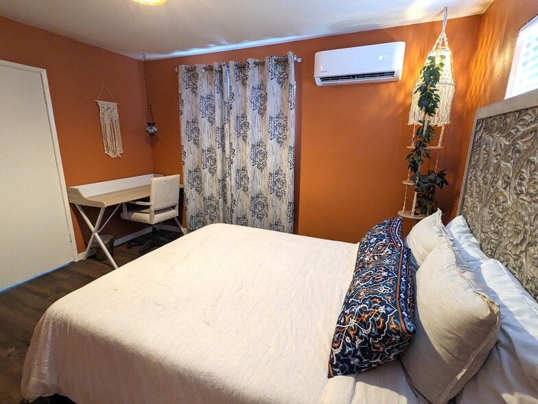 Building Photo - 1634 W 104th St